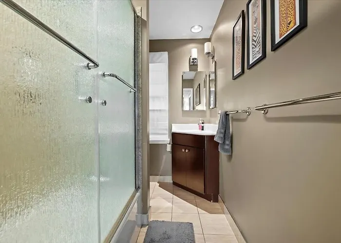 Skyline Serenity Retreat Apartment