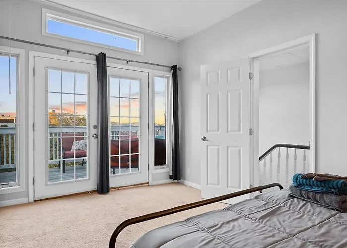 Skyline Serenity Retreat Apartment