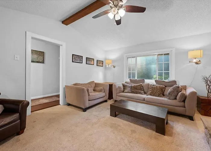 Skyline Serenity Retreat Apartment *